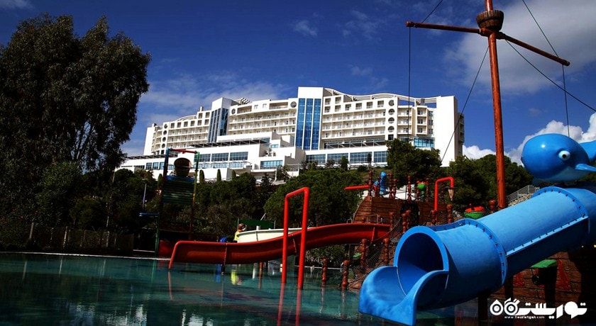 نمای سرسره ها و ساختمان هتل